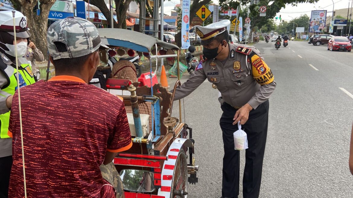 Jelang Buka Puasa, Sat Lantas Polres Sinjai Bagi Bagi Takjil di Jalan