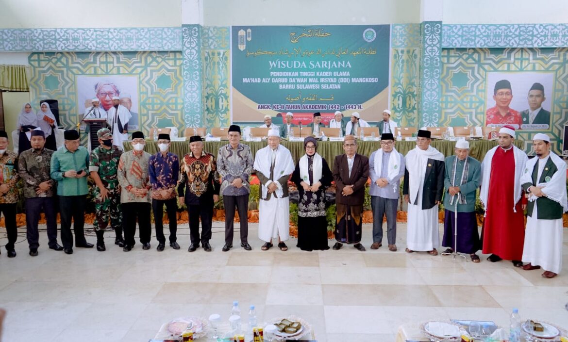 Bupati Barru Memberikan Sambutan Pada Acara Wisuda Mahasantri Ma’had Aly Pesantren DDI Mangkoso