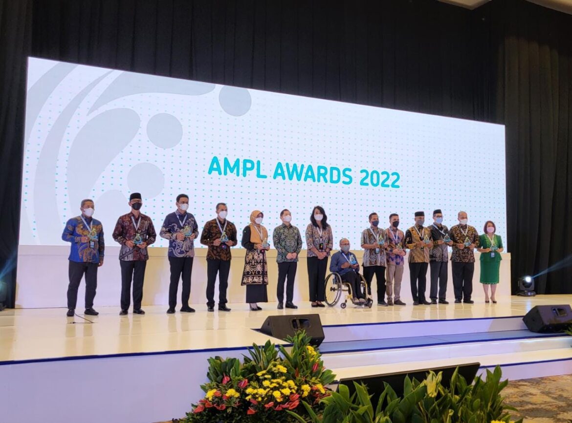 Bupati Barru Ir. Suardi Saleh, M.Si Menerima Penghargaan AMPL Award Di Jakarta