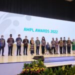 Bupati Barru Ir. Suardi Saleh, M.Si Menerima Penghargaan AMPL Award Di Jakarta