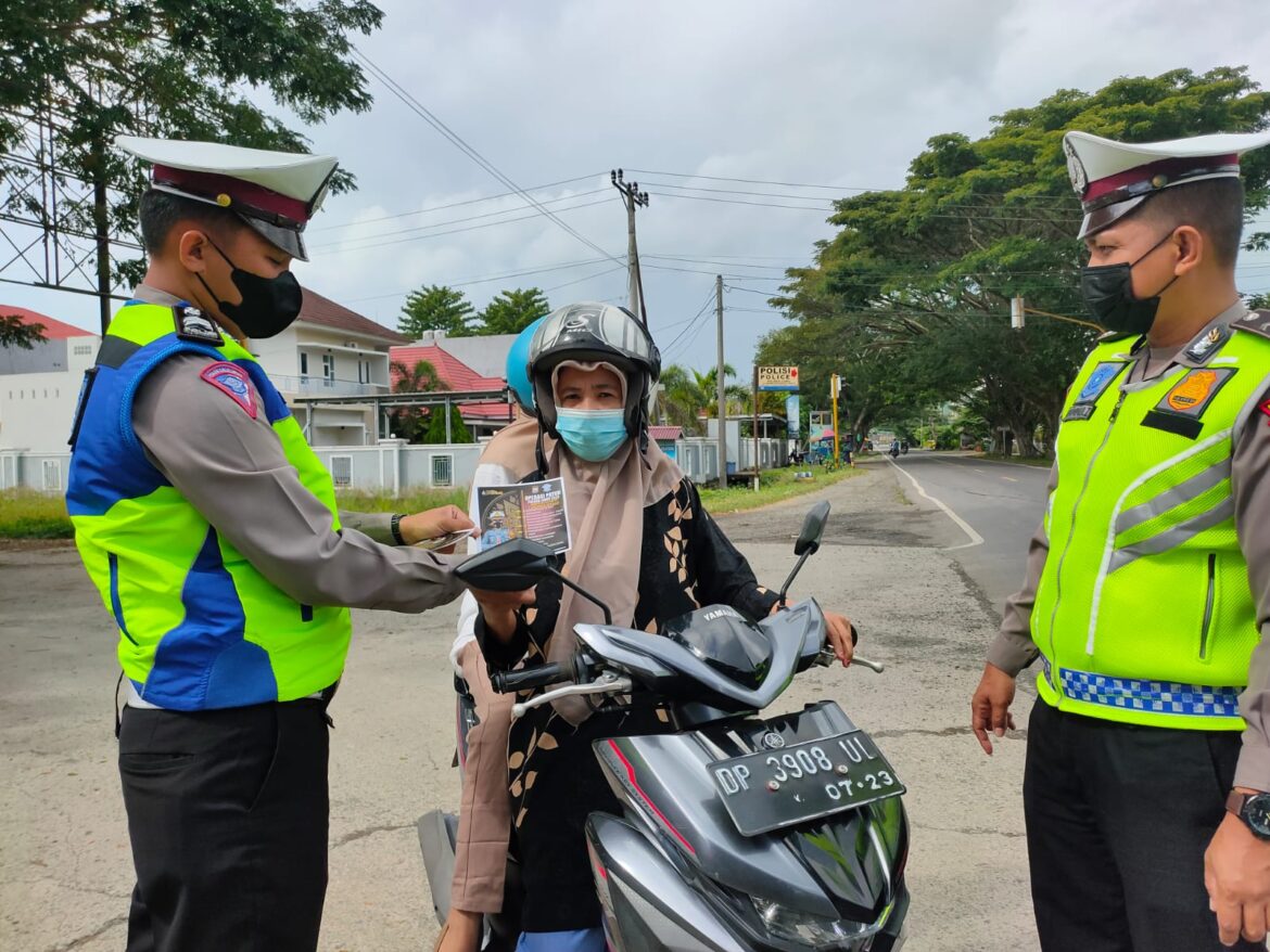 Ops Patuh, Satlantas Polres Luwu Berbagi Liflet Kamseltibcarlantas