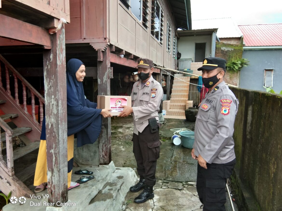 Sambut Hari Bhayangkara Ke-76, Kasat Binmas Polres Sinjai Salurkan Bantuan Sembako Untuk Warakauri dan Purnawirawan Polri