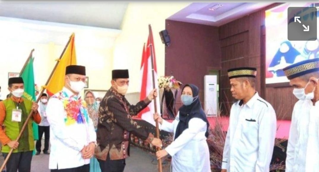 Bupati Wajo H.Amran Mahmud ikut melepaskan pemberangkatan Calon Jemaah Haji Asal Wajo