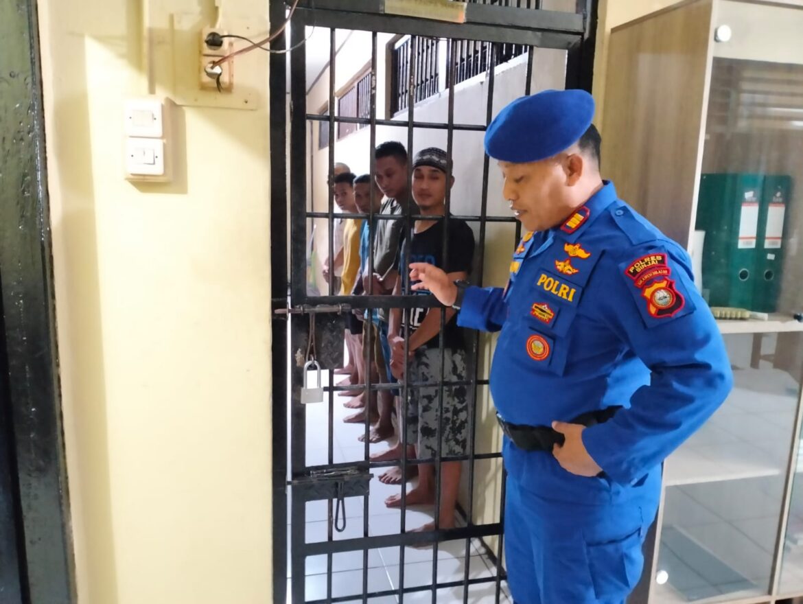 Pastikan Aman dan Lengkap, Pawas Polres Sinjai Cek Tahanan Malam Hari