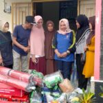 Pihak Dinsos Pasangkayu Menyerahkan Bantuan ke Warga Korban Banjir di Sarjo