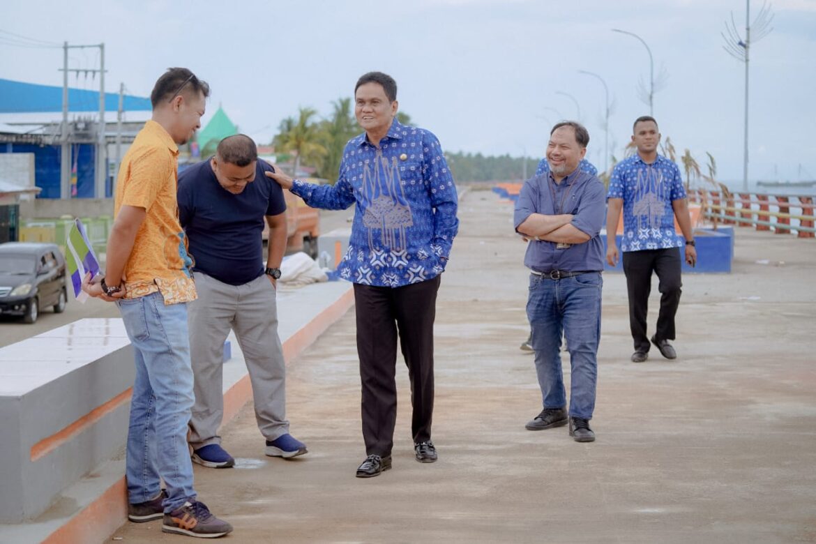 Bupati Barru Menyapa Dengan Senyum Khas Ke Warga Sumpang Dalam KunKer.