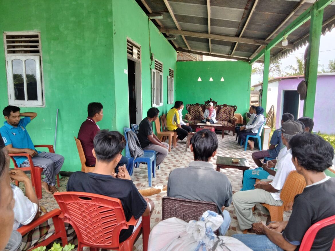 Kepala DKP Pasangkayu Berikan Bantuan Alat Pokmaswas Pada Kelompok Nelayan