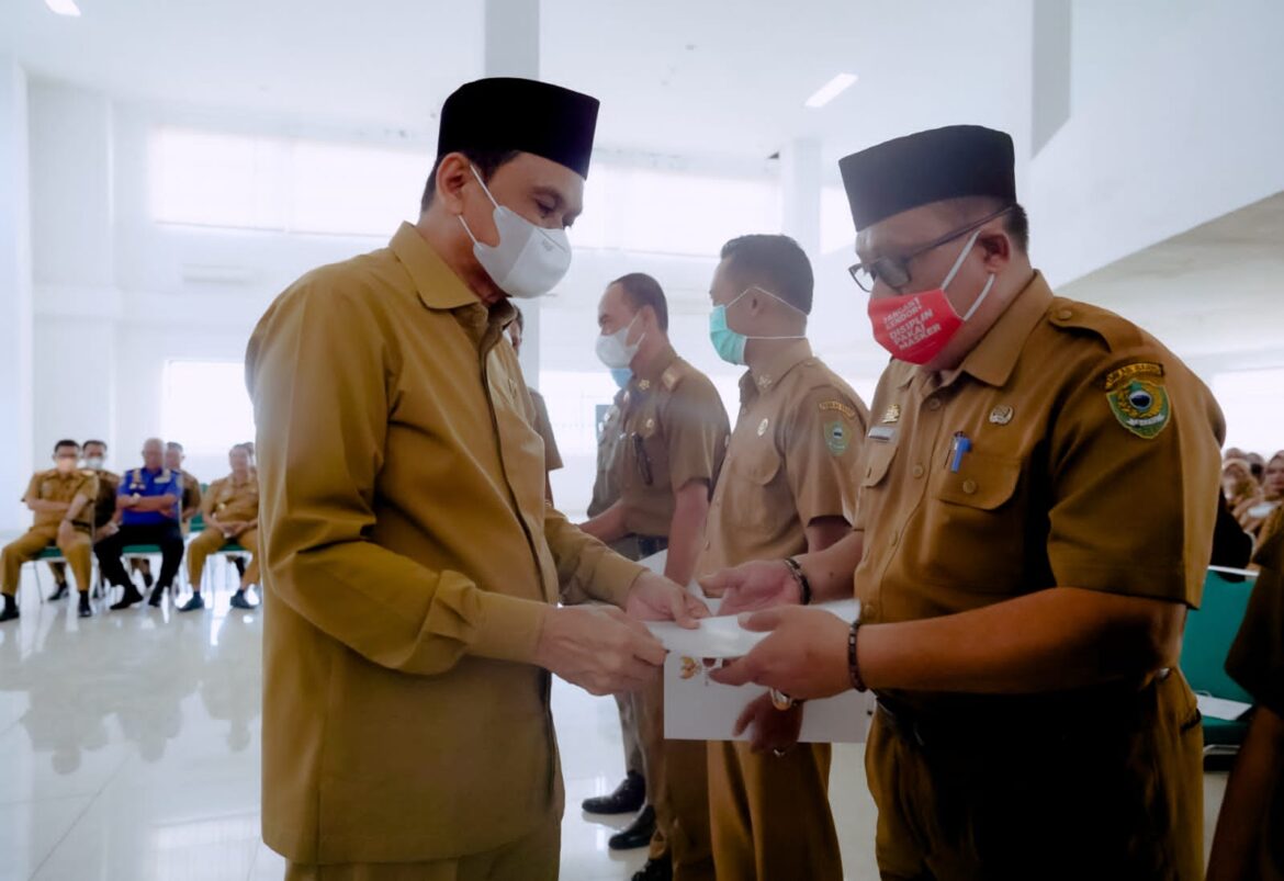 Bupati Barru Serahkan SK Kenaikan Pangkat Bagi PNS Periode 2022