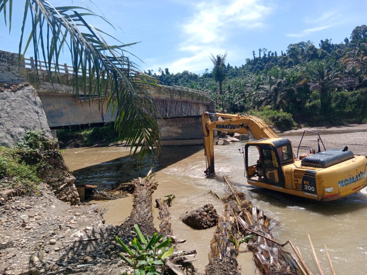 PT Pasangkayu Turungkan Alat Berat, Lakukan Pengerukan Sungai Antisipasi Banjir Dan Longsor