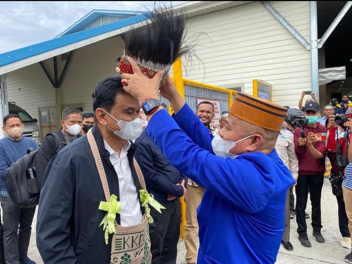 Berkunjung Ke Papua, Bupati Barru Disambut Tarian Waututu.