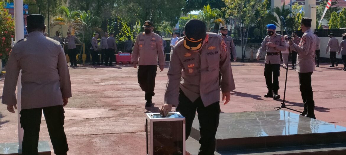 Beramal Bekal Akhirat, Personel Polres Sinjai Sisihkan Rezeki Melalui Kotak Amal.