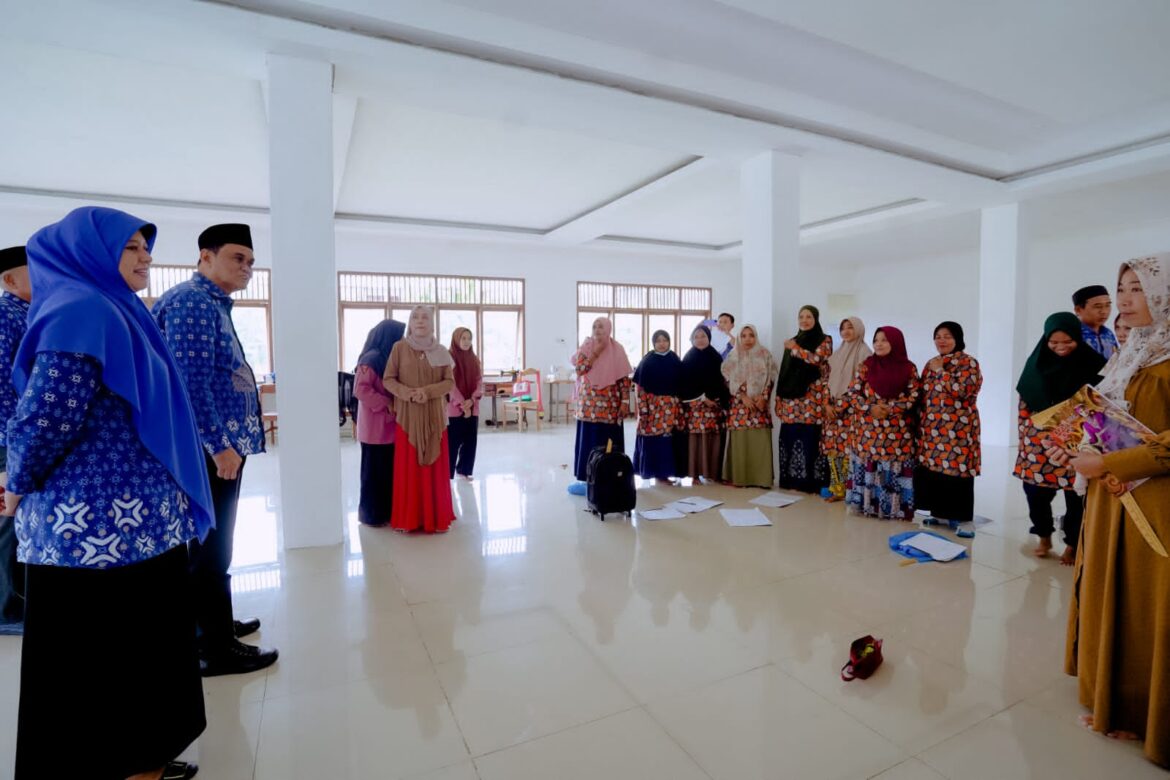 Sidak Kantor Disnaker, Bupati Barru Minta Ditata dan Dipercantik