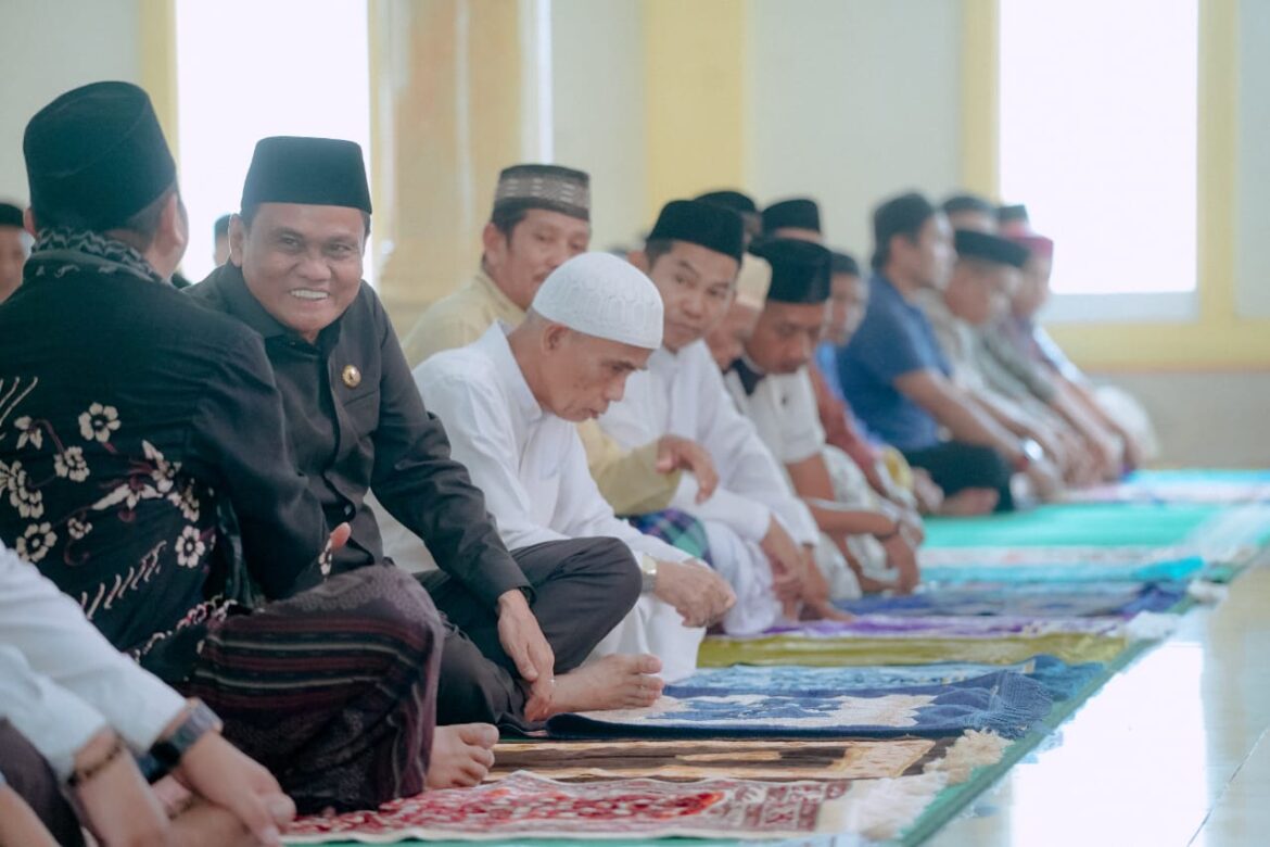 Bupati Barru Bersama Pejabat Pemkab Safari Jumat di Masjid Aljawahir