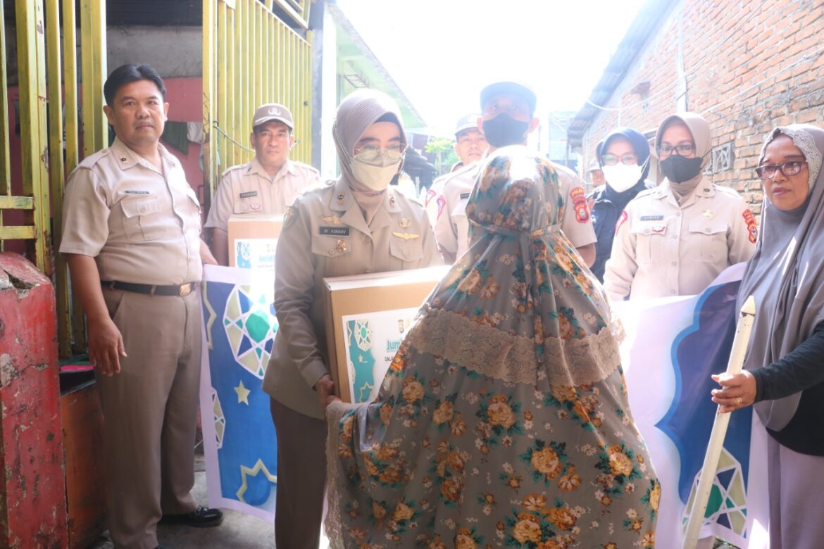 Gelar Jumat Berkah Sambut HUT Korpri Ke 51, ASN Polda Sulsel Bagikan Ratusan Nasi Kotak dan Paket Sembako ke Masyarakat
