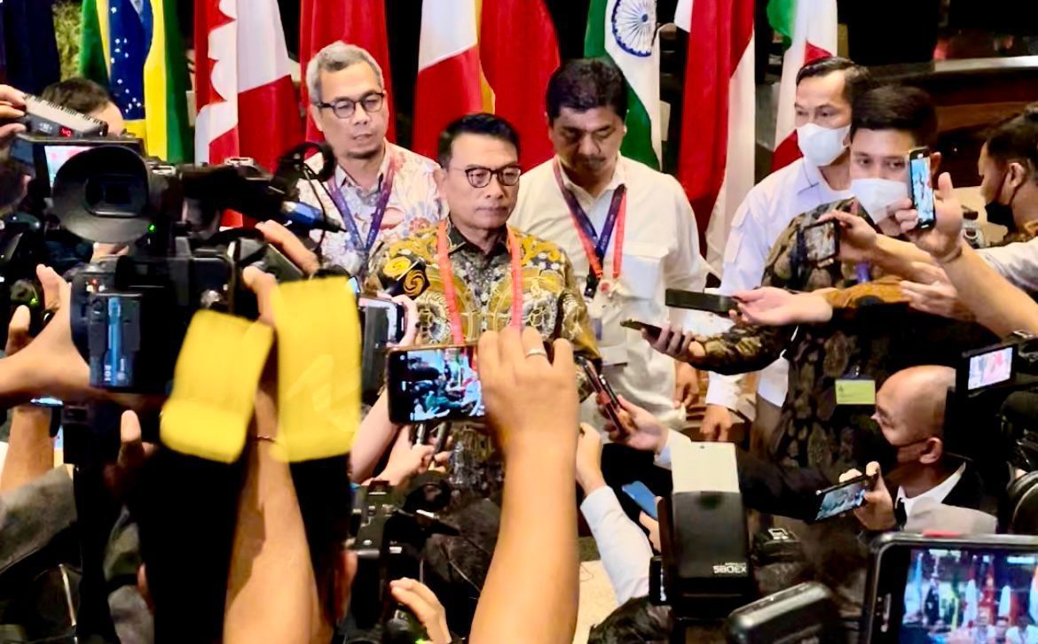 Mantap! Gaya Menteri PUPR Basuki Jadi Fotografer Jokowi di Bali
