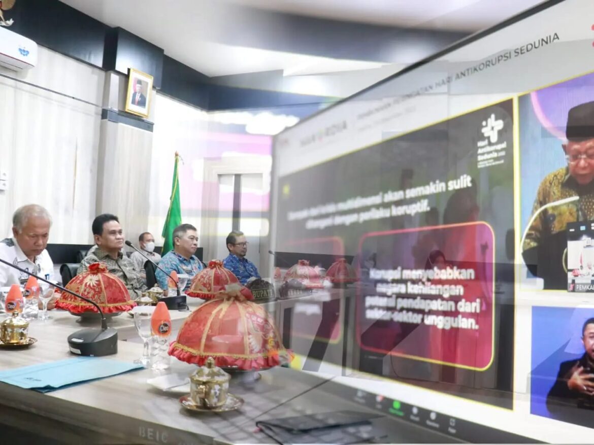 Bupati Bersama Pejabat Pemkab Barru Menghadiri HAKORDIA Via Zoom Menyimak Sambutan Wakil Presiden RI