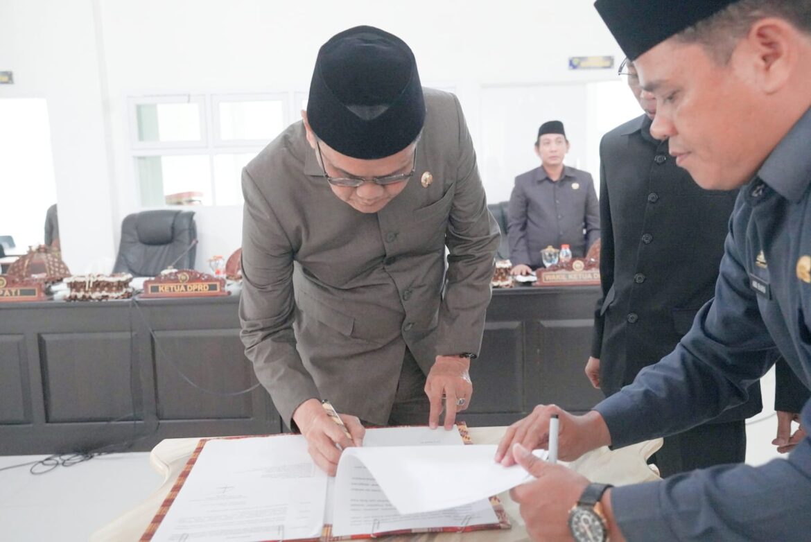 Bupati Barru Menghadiri Paripurna Pengambilan Keputusan Ranperda Tentang Pengelolaan Keuangan Daerah
