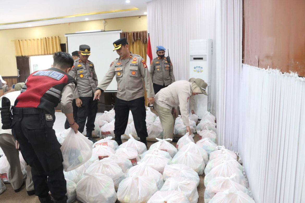 Kapolres Wajo bersama Ketua Bhayangkari Cabang Wajo Sisir Dua Kecamatan Memberikan Bantuan ke Warga Terdampak Banjir.