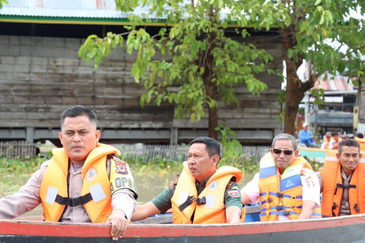 Bupati Wajo langsung turun di langsung melihat dampak Banjir di wilayah pesisir sungai.