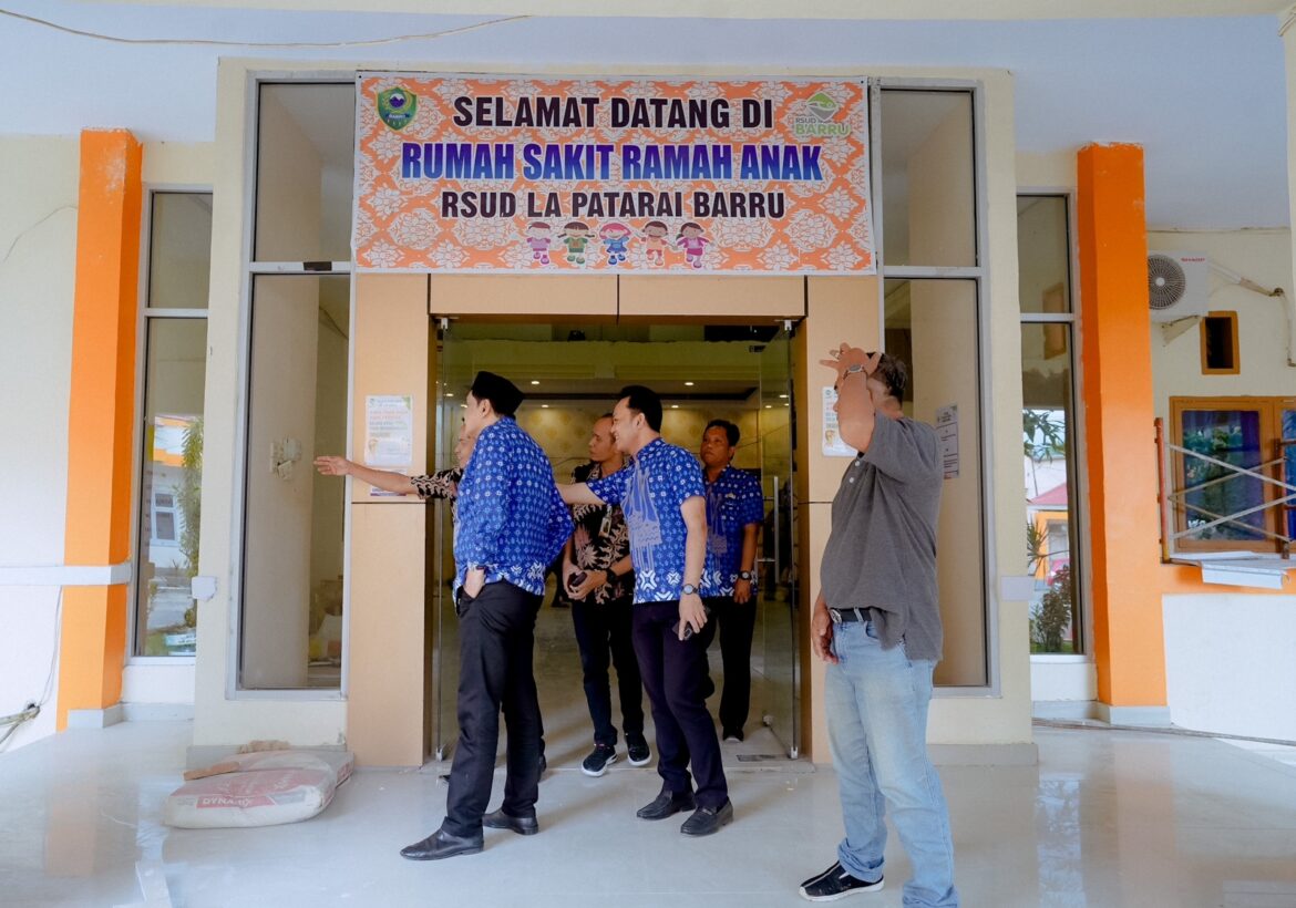 Usai melaksanakan Ibadah Umrah, Bupati Barru Kembali Masuk Kantor dan Meninjau Proyek Bagunan Gedung Di RSUD Lapatarai