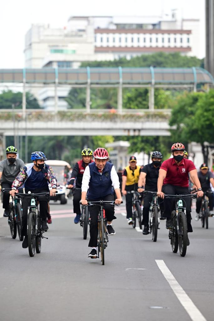 *Momen Presiden Jokowi Bersepeda di Kawasan CFD Sudirman-Thamrin*