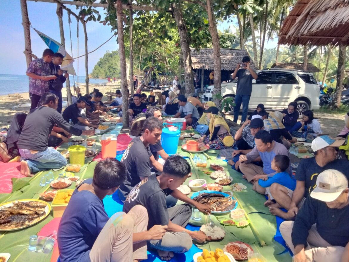 Kepala DKP Pasangkayu Mengajak Liburan Seluruh Staf Dipantai Koa-Koa