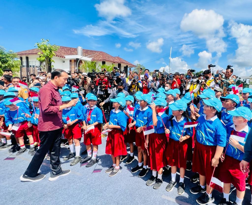 Saat Presiden Berikan Kuis Berhadiah Sepeda di Bendungan Kuwil Kawangkoan