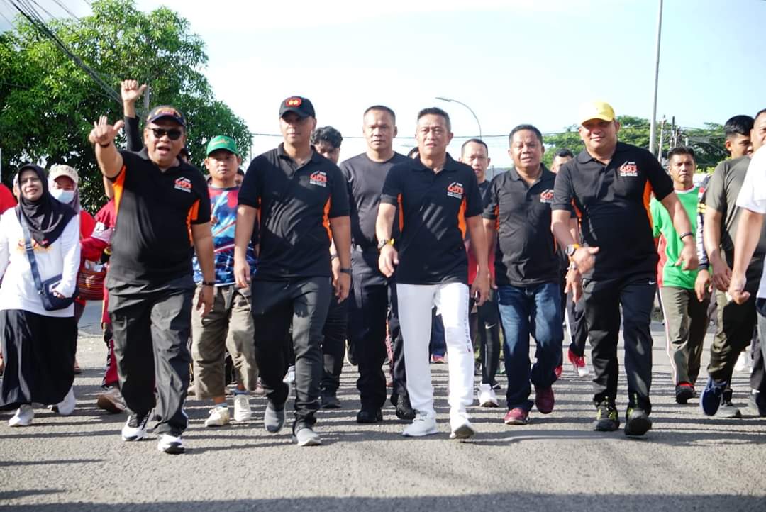 Bupati Didampingi Sekda Bone Melepas Ribuan Peserta Jalan Santai Dalam Rangka HJB ke 693 Tahun