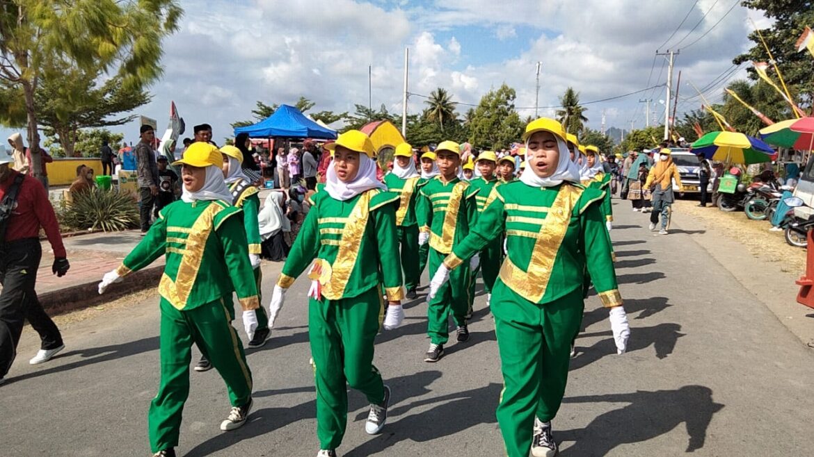 Camat Pasangkayu Lepas Peserta gerak Jalan Santai di Kantor Camat Pasangkayu