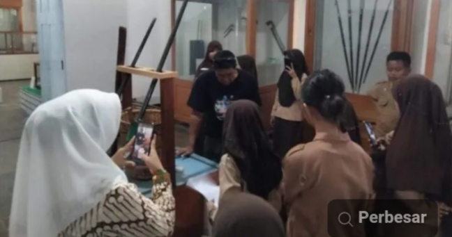 Rombongan Siswa SD 2 Majene Kunjungi Museum Mandar