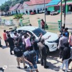 Jalan Trans Sulawesi Dan Jalan Menuju Blok Mandiodo Diblokade Oleh Ratusan Masa Aksi Jalan Trans Sulawesi Dan Jalan Menuju Blok Mandiodo Diblokade Oleh Ratusan Masa Aksi