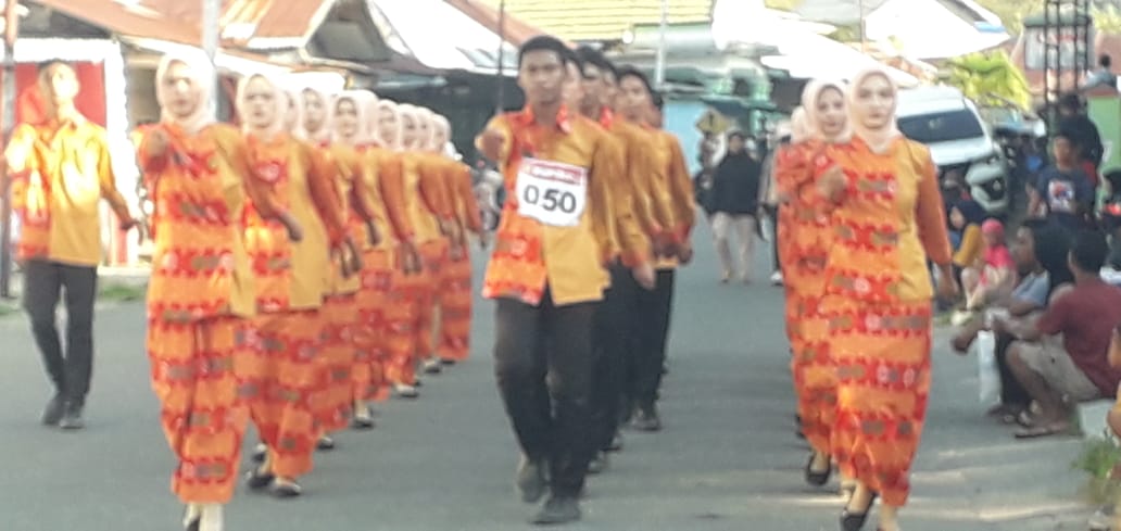 SMA N 2 BURU GIAT GRAK JALAN INDAH DENGAN GUGUS DEPAN BERNOMOR DADA 050.