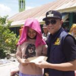 Pj. Bupati Bone Drs. H. A. Islamuddin, M.H., Menyerahkan Bantuan Kepada Korban Bencana Angin Puting Beliung Pj. Bupati Bone Drs. H. A. Islamuddin, M.H., Menyerahkan Bantuan Kepada Korban Bencana Angin Puting Beliung