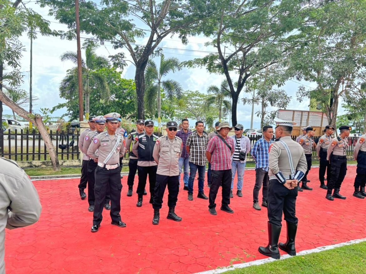 *Personel OMP 2024 Polres Muna Gelar Apel Kesiapan Pengamanan Kampanye Calon Gubernur dan Wakil Gubernur di Zona C*