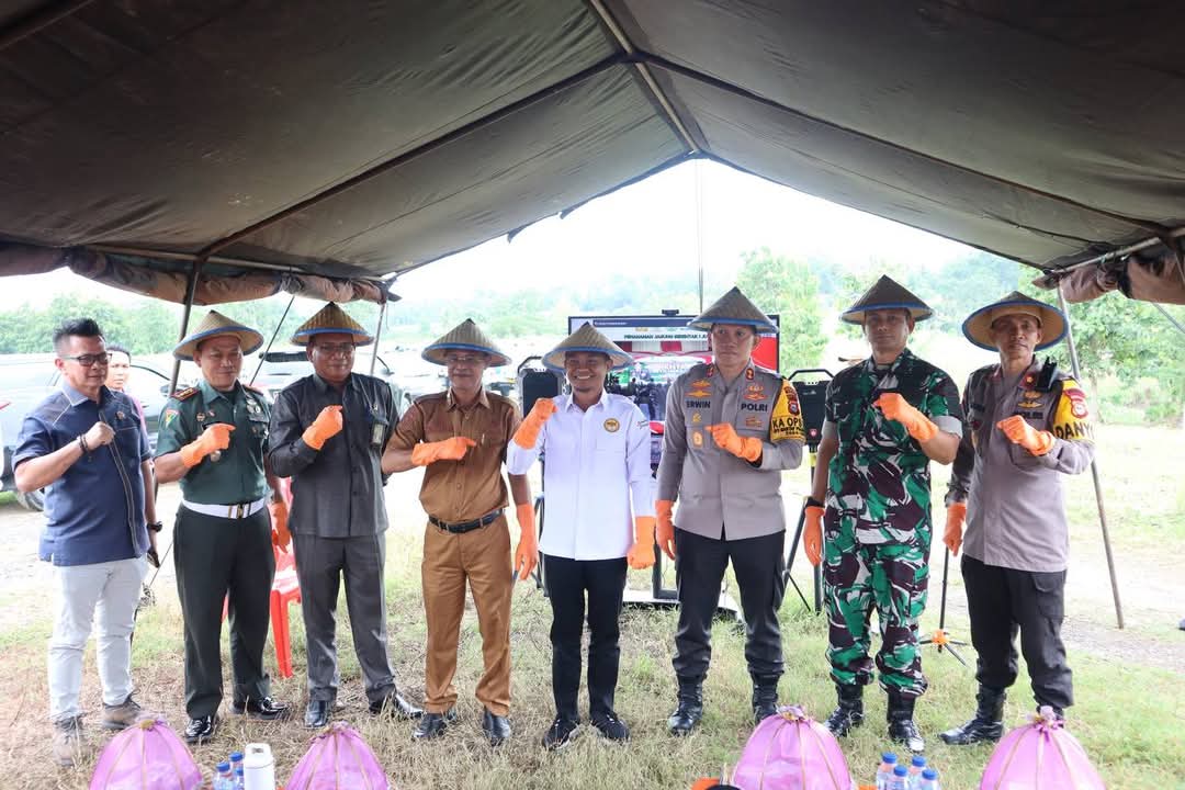 Kapolres, Plt Sekda Bersama Bupati Terpilih Melakukan  Penanaman Jagung Serentak Sejuta Hektar