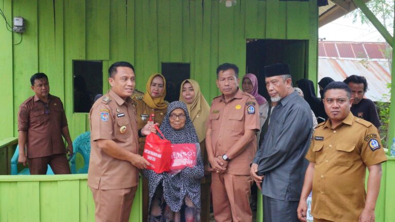 Pemkab Bone Bersama Baznas Serahkan Bantuan Bedah Rumah Dan Bantuan Dari Kemensos