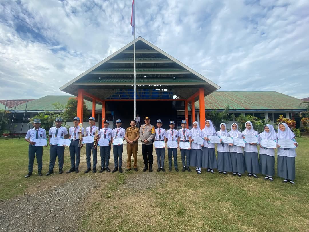 Wakapolres Bone Pimpin Upacara dan Sosialisasi di SMAN 13 Watampone