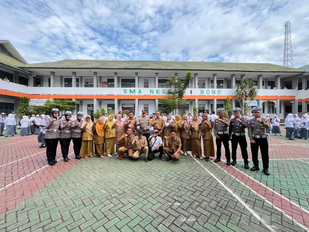Melalui Police Goes To School, Kapolres Bone Beri Edukasi ke Pelajar SMAN 1