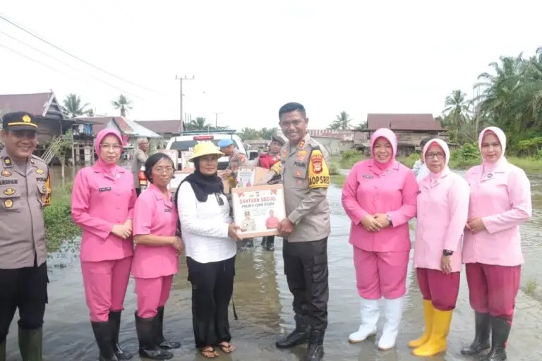 Polres Lutra Salurkan bantuan ke Lokasi Banjir di Malangke