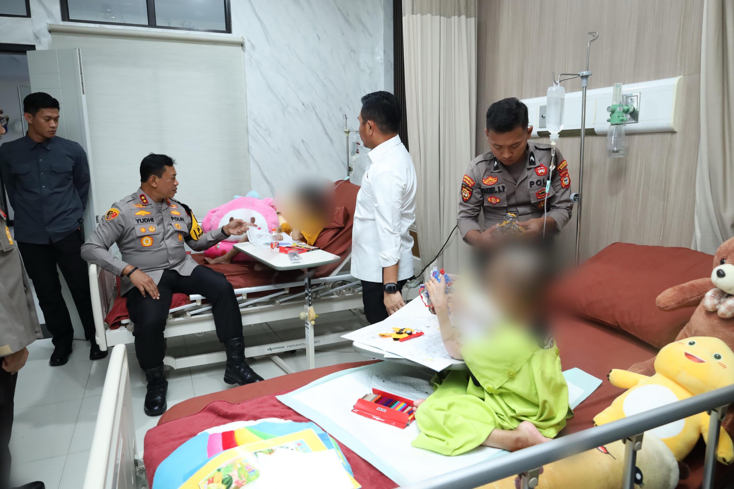 Kapolda Sulsel Kunjungi Dua Bocah Korban Penganiayaan di RS Bhayangkara