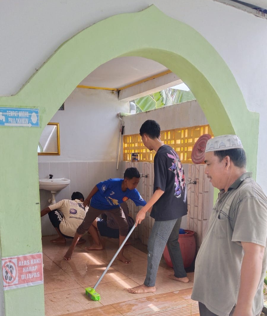 Tindak Lanjuti Surat Edaran Bupati Barru, Pemdes Lampoko Bersama Masyarakat Gelar Bersih Bersih di Mesjid Jelang Bulan Suci Ramadhan