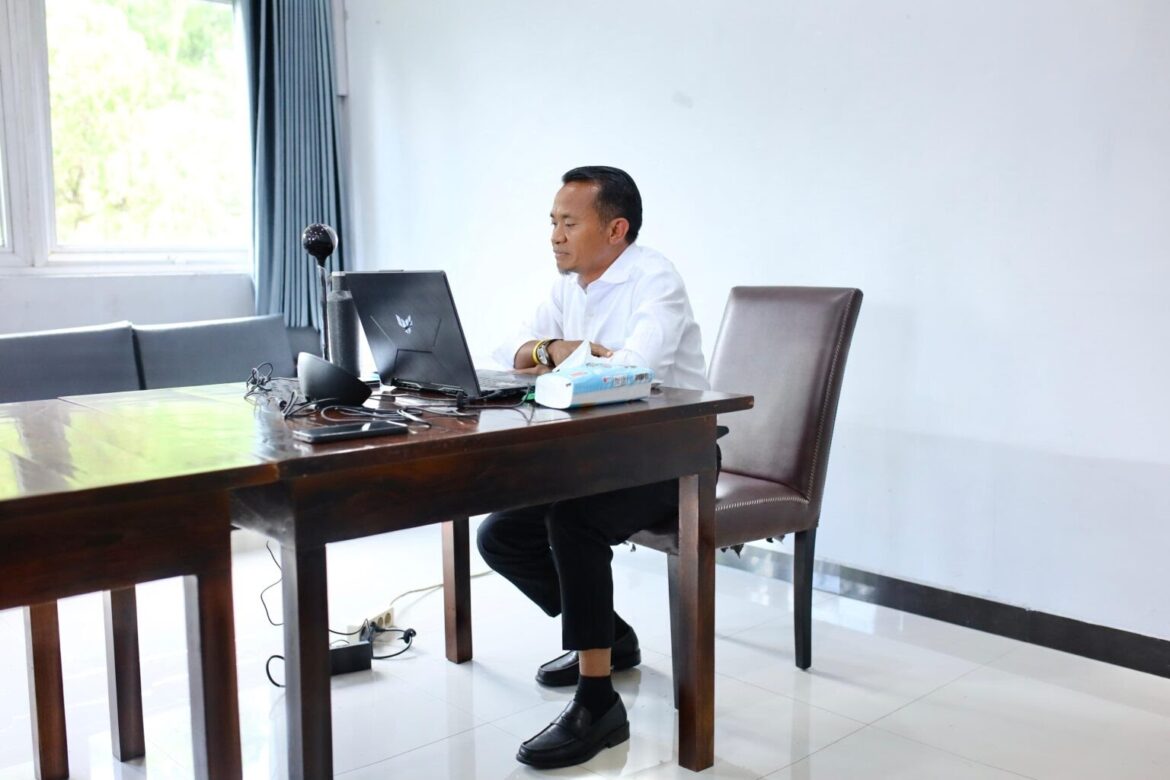 Bupati Bone Memberikan Pengarahan dalam Rakor  Meningkatkan Sinergitas Pemerintah Via Virtual