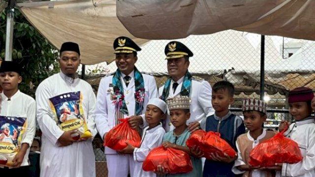 Bupati Luwu Utara Andi Abdullah Rahim bersama Wabup Jumail Mappile menggelar buka puasa bersama warganya.