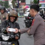 POLRES PELABUHAN MAKASSAR BERBAGI TAKJIL HADIRKAN SENYUM DI BULAN SUCI RAMADHAN.