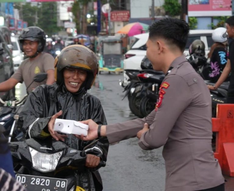 POLRES PELABUHAN MAKASSAR BERBAGI TAKJIL HADIRKAN SENYUM DI BULAN SUCI RAMADHAN.