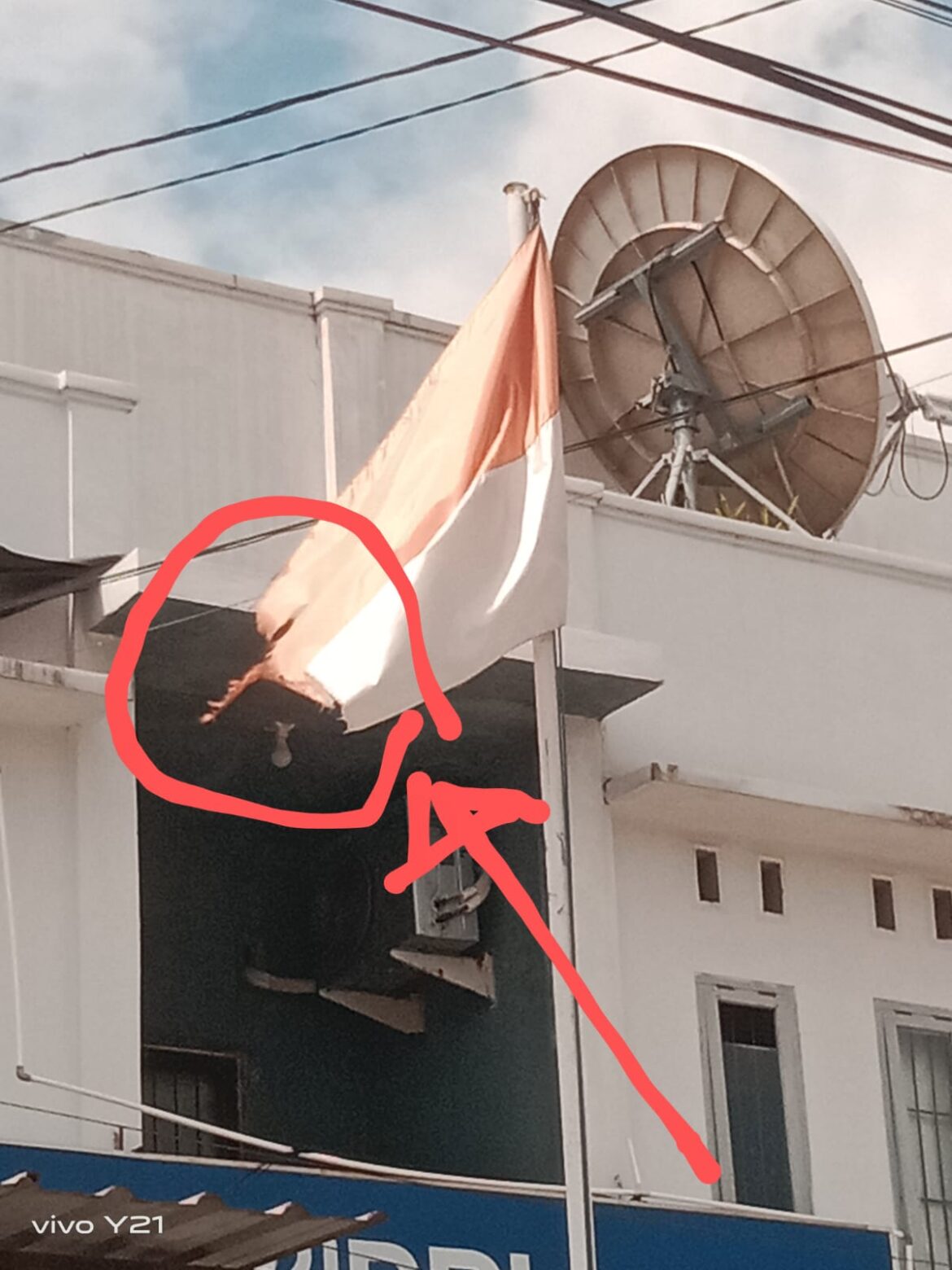 Bendera Negara RI. Merah Putih berkibar Robek dan Lusuh di Kantor KSP Balota Masamba
