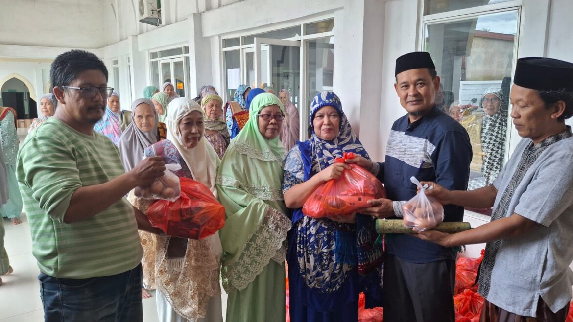 Kades Lampoko Budiman Hadiri Kegiatan Ramadhan Kareem Berbagi Sesama di Masjid Jami Annur