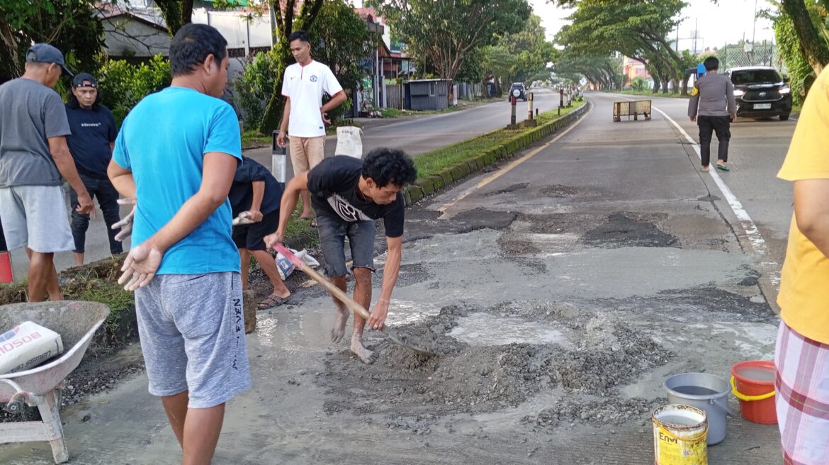 Bersama Tim Pemuda Dekker, Pemdes Madello Gerak Cepat Perbaiki Jalan Rusak