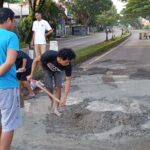 Bersama Tim Pemuda Dekker, Pemdes Madello Gerak Cepat Perbaiki Jalan Rusak Bersama Tim Pemuda Dekker, Pemdes Madello Gerak Cepat Perbaiki Jalan Rusak