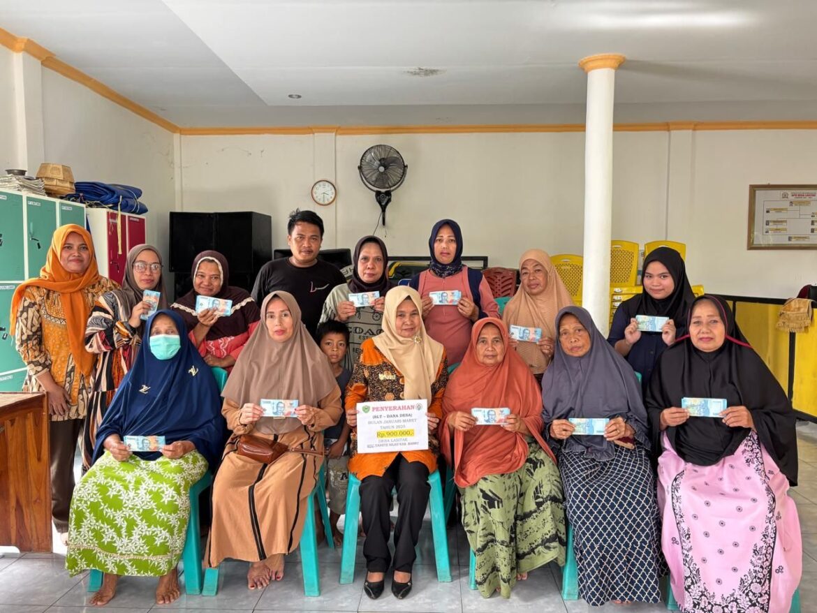 Digelar di Kantor Desa, Kades Kartini Salurkan BLT Kepada 33 KPM Lasitae